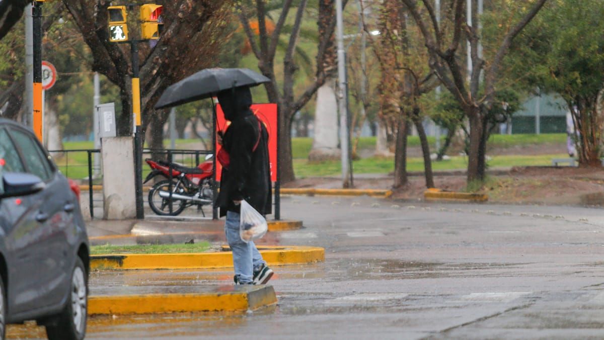 Hay alerta del Servicio Meteorológico Nacional por tormentas fuertes, granizo y viento Zonda en Mendoza este viernes Hay alerta del Servicio Meteorológico Nacional por tormentas fuertes, granizo y viento Zonda en Mendoza este viernes
