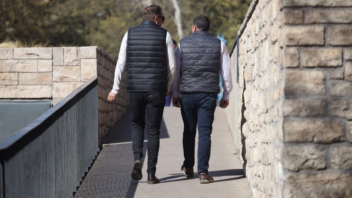 Hombres mendocinos prototípicos con chalecos prototípicos y cortes de pelo prototípicos caminan prototípicamente hablando de temas prototípicos. Hombres mendocinos prototípicos con chalecos prototípicos y cortes de pelo prototípicos caminan prototípicamente hablando de temas prototípicos.