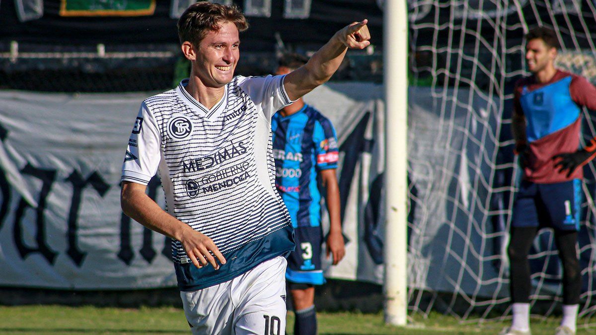 Daniel Imperiale en el festejo de su gol ante San Telmo.