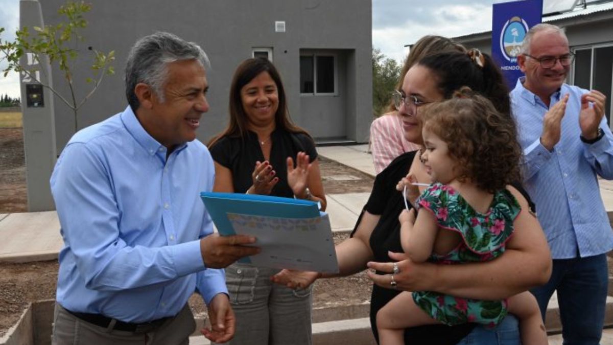 Alfredo Cornejo entregó viviendas en Luján de Cuyo a las familias que vivían donde se construye la nueva Panamericana.