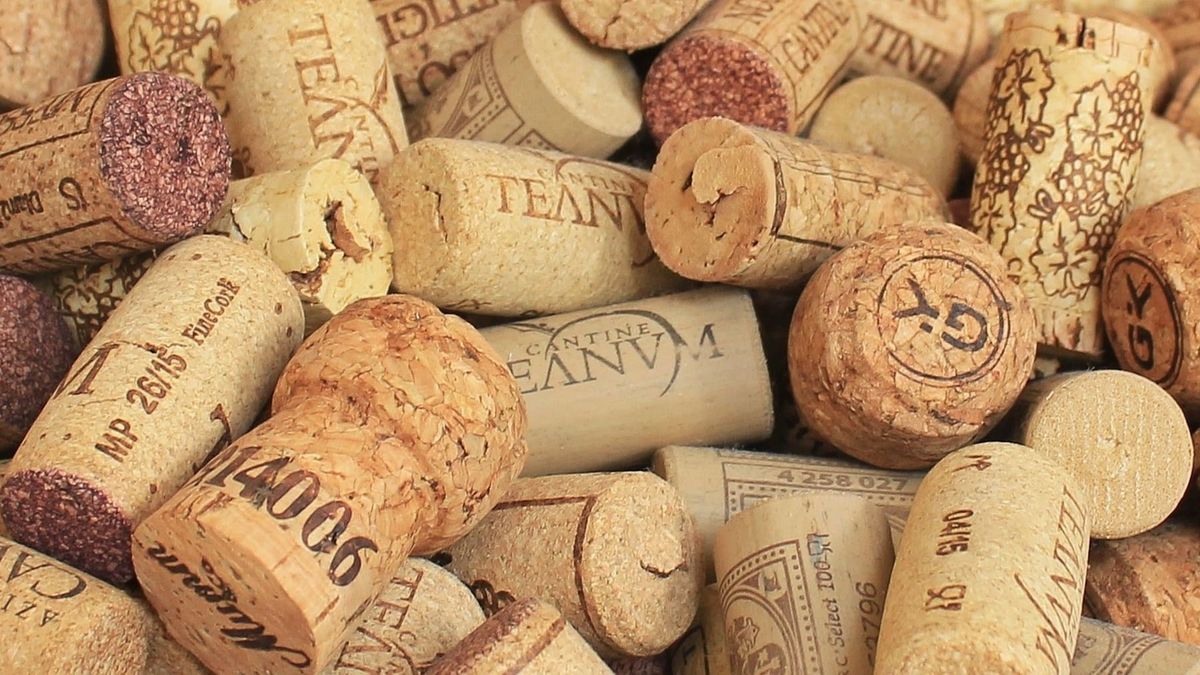 Los corchos que no son de plástico y cuentan con las propiedades de porosidad son los que te servirán para este truco casero. Los corchos que no son de plástico y cuentan con las propiedades de porosidad son los que te servirán para este truco casero.