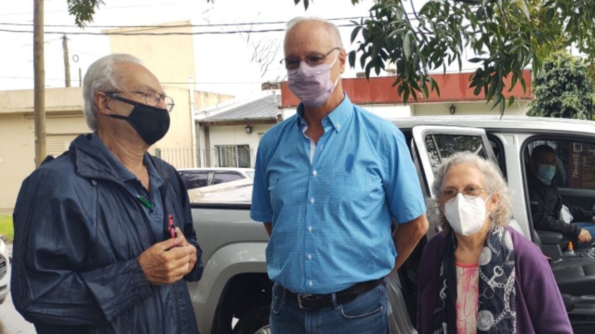Daniel Gollán, ministro de Salud de Buenos Aires, conversa con vecinos.