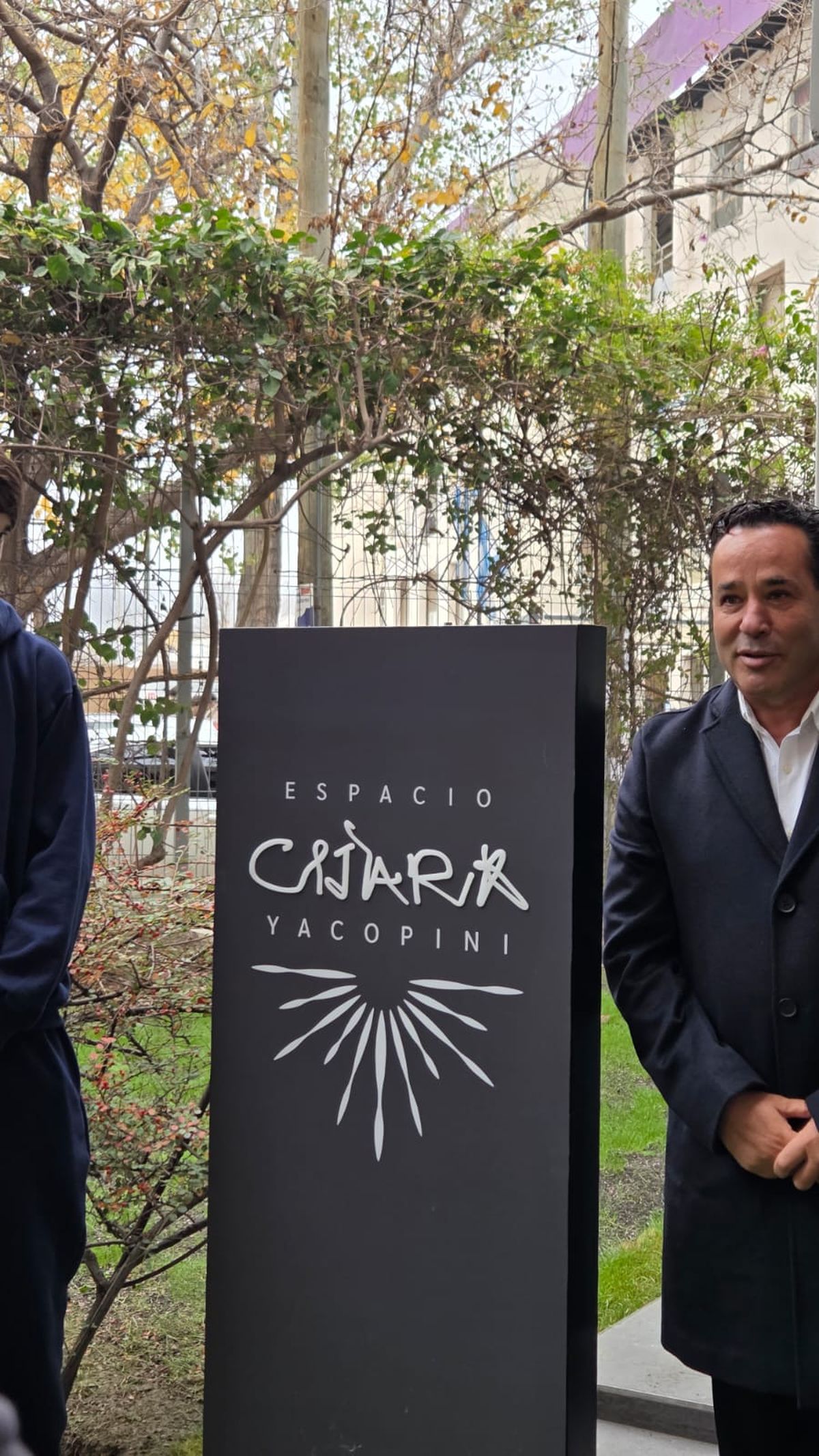 Adrián Yacopini junto al tótem de inaguración del Espacio Chiara Yacopini en la Universidad Maza. Gentileza Adrián Yacopini junto al tótem de inaguración del Espacio Chiara Yacopini en la Universidad Maza. Gentileza