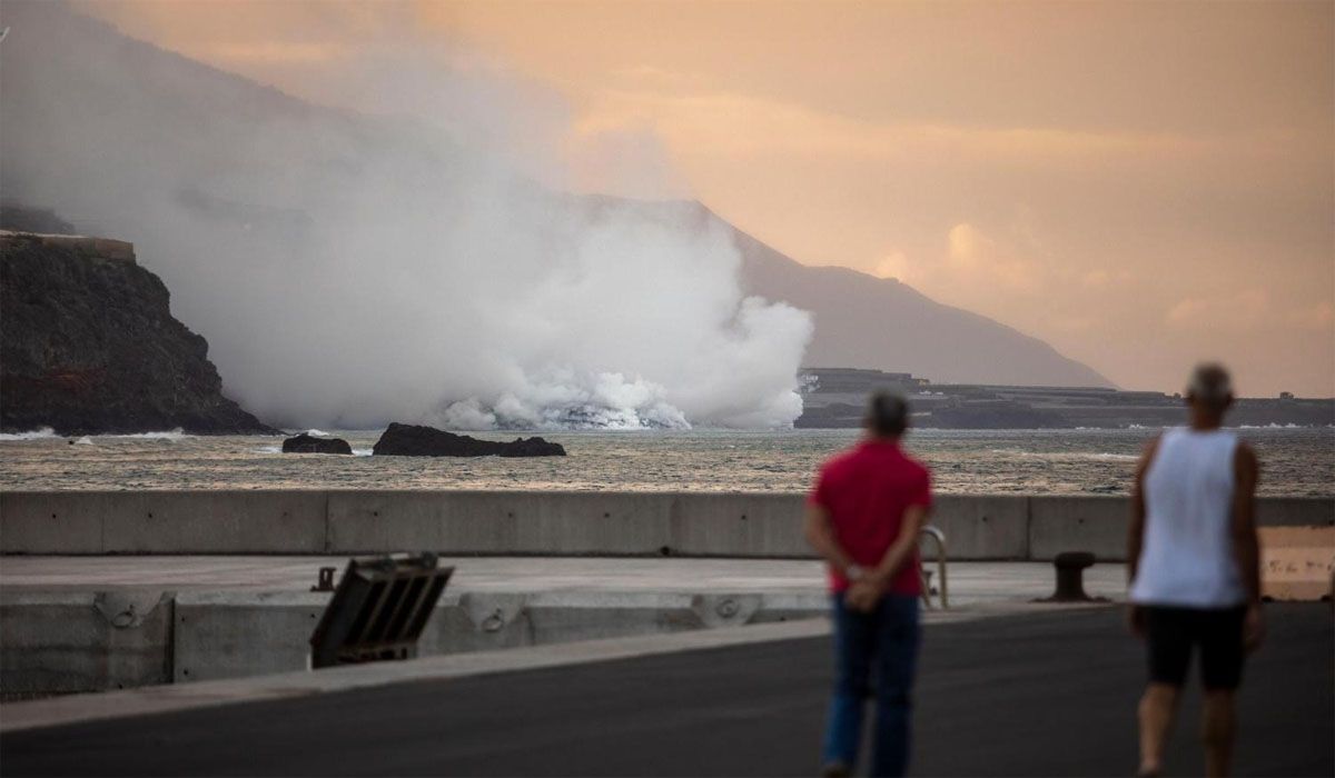 La lava del volcán llegó al mar y lo cambió de color