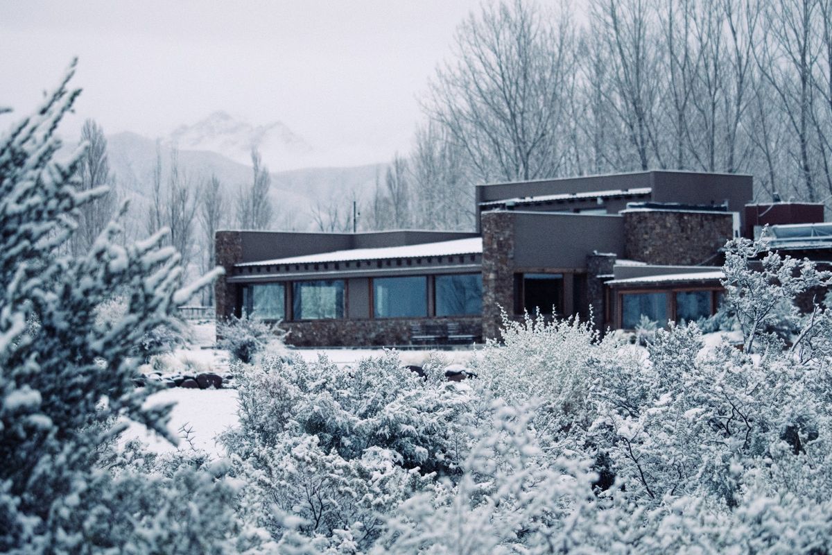 El lodge Estancia San Alberto luce pintado de nieve por estos días. Rodeado de montañas, tiene un viñedo orgánico y una huerta de estación. El lodge Estancia San Alberto luce pintado de nieve por estos días. Rodeado de montañas, tiene un viñedo orgánico y una huerta de estación.