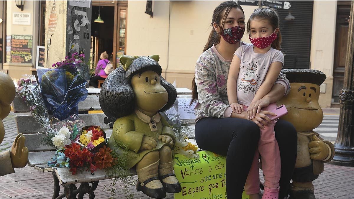 La escultura de Mafalda sentada en un banco de plaza en la esquina de Chile y Defensa, en el barrio porteño de San Telmo, a pocos metros del edificio donde vivía, Quino, y de donde se inspiró para ambientar la historieta más popular, visitada por miles de turistas, recibió homenajes para su creador.