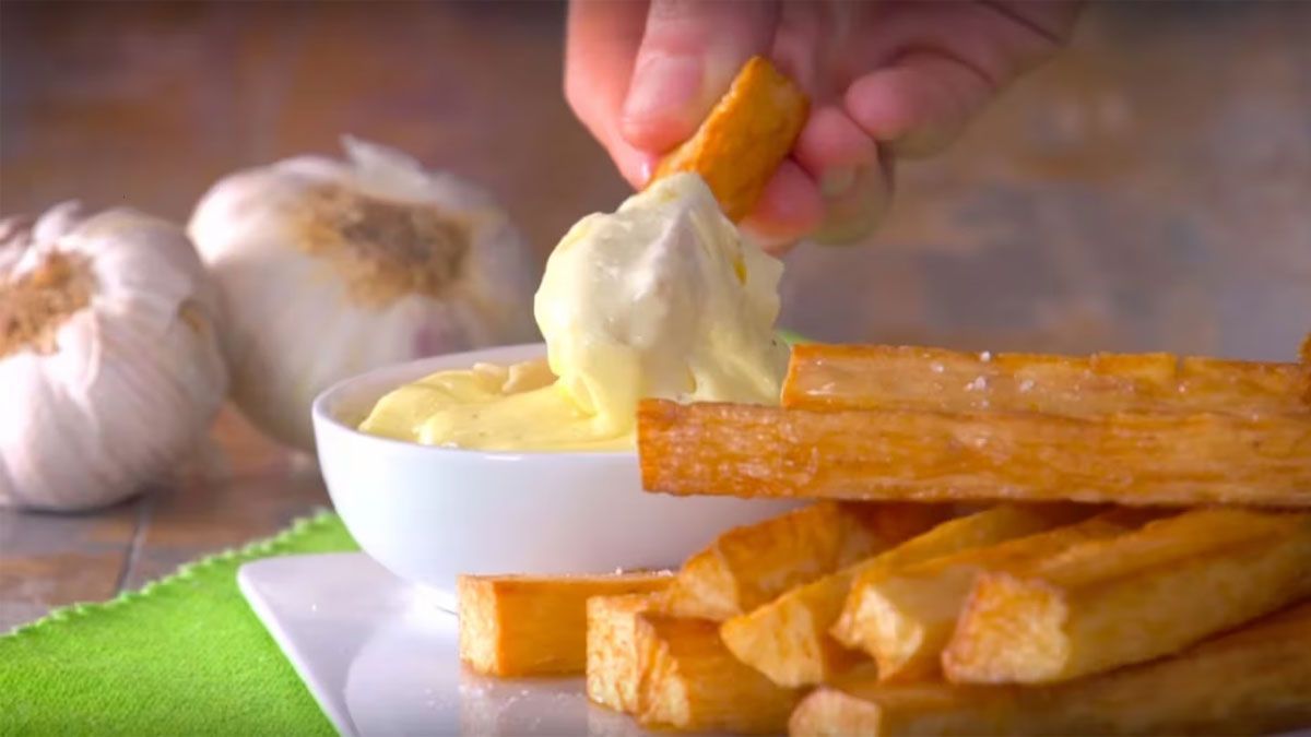 Nada más rico que comer papas fritas con esta mayonesa de ajo, hecha con una receta casera de simples pasos. Nada más rico que comer papas fritas con esta mayonesa de ajo, hecha con una receta casera de simples pasos.