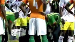 Pasó en Eliminatorias: le salvó la vida a un rival en pleno partido