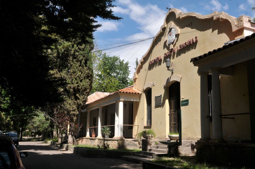 El plazo estimado para  para los trabajos de construcción y ampliación del Hospital Lencinas será de 12 meses.