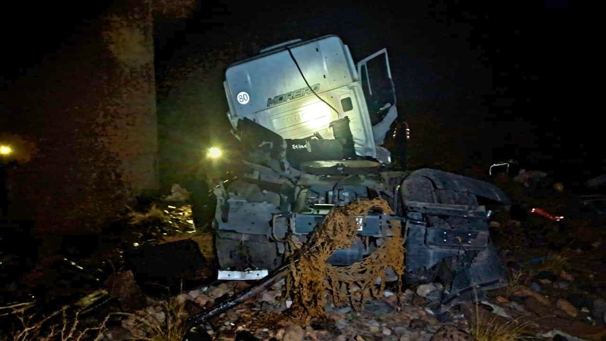 El conductor del camión que protagonizó el accidente quedó internado. El conductor del camión que protagonizó el accidente quedó internado.