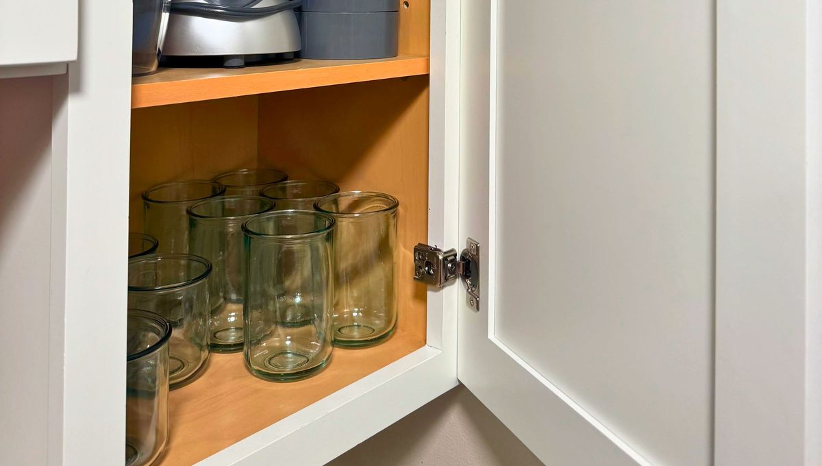 Paso a paso: el truco casero para arreglar una alacena de la cocina que cierra mal