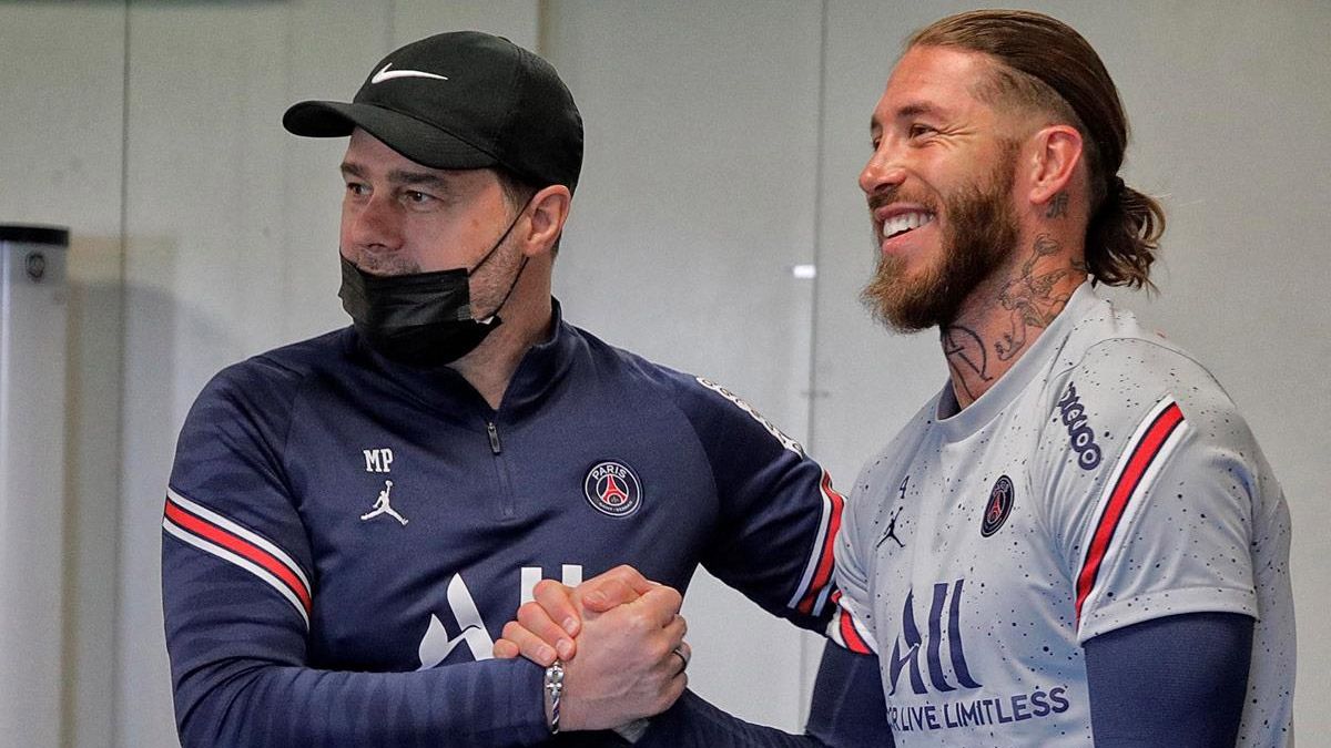 Mauricio Pochettino y Sergio Ramos se saludan efusivamente.