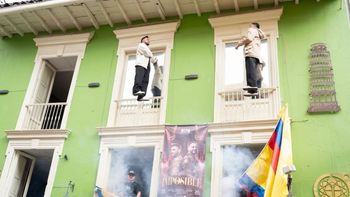 Dos ilusionistas rompieron los Récords Guinness al levitar 5 horas a 9 metros de altura: 