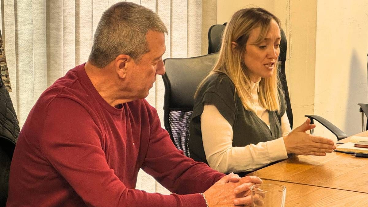 El diputado Adolfo Bermejo junto a la senadora Anabel Fernández Sagasti se reunieron con trabajadores del INV.