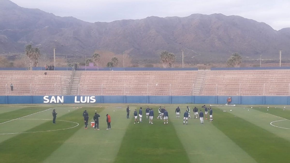 El estadio está rodeado de las sierras, en la ciudad de la Punta.