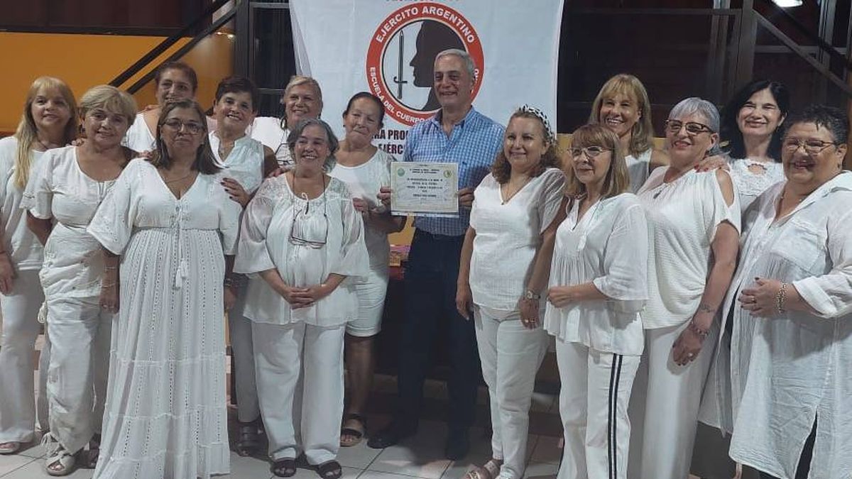 Renato, en el centro, días atrás, cuando un grupo de enfermeras veteranas de Malvinas visitaron Mendoza. Renato, en el centro, días atrás, cuando un grupo de enfermeras veteranas de Malvinas visitaron Mendoza.