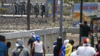 Guaidó llamó a paro general y el chavismo celebró que la insurrección no prosperó