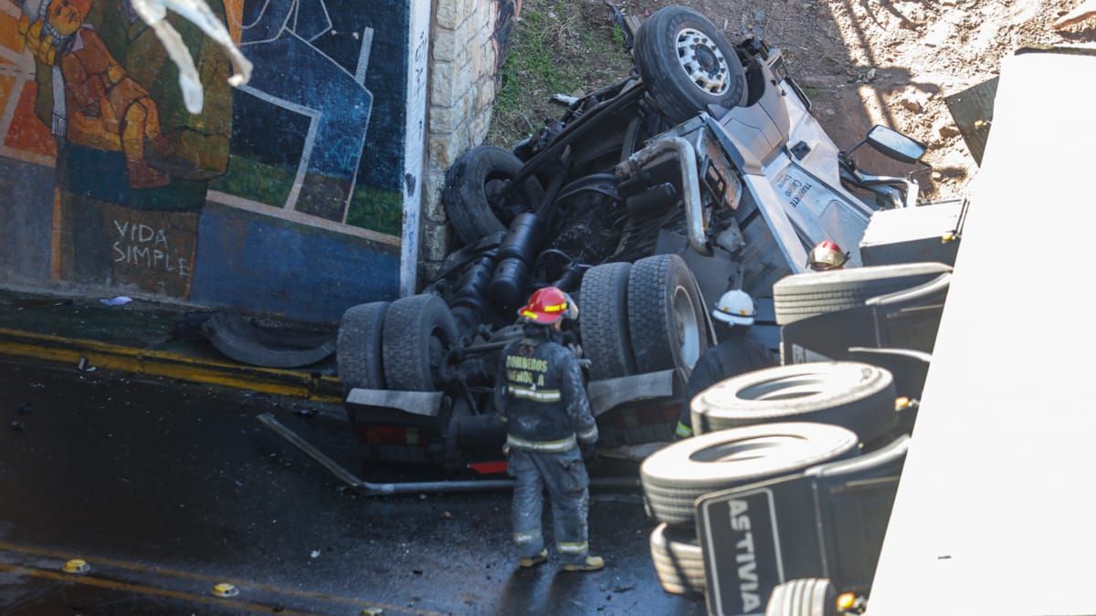 El accidente pudo haber sido mucho peor. Por suerte, ningún vehículo quedó abajo del camión. El accidente pudo haber sido mucho peor. Por suerte, ningún vehículo quedó abajo del camión. 