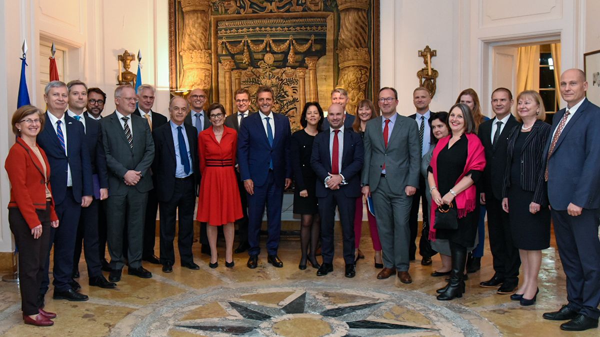 Sergio Massa en la foto oficial con los embajadores&nbsp; europeos.
