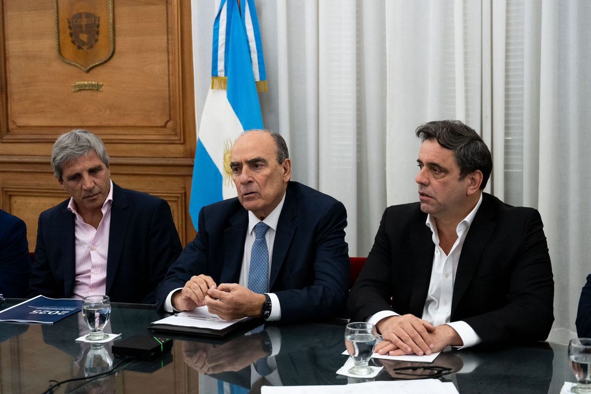 Luis Caputo y Guillermo Francos explicaron los detalles del presupuesto de Javier Milei a los gobernadores. De la reunión participó Alfredo Cornejo. Luis Caputo y Guillermo Francos explicaron los detalles del presupuesto de Javier Milei a los gobernadores. De la reunión participó Alfredo Cornejo.