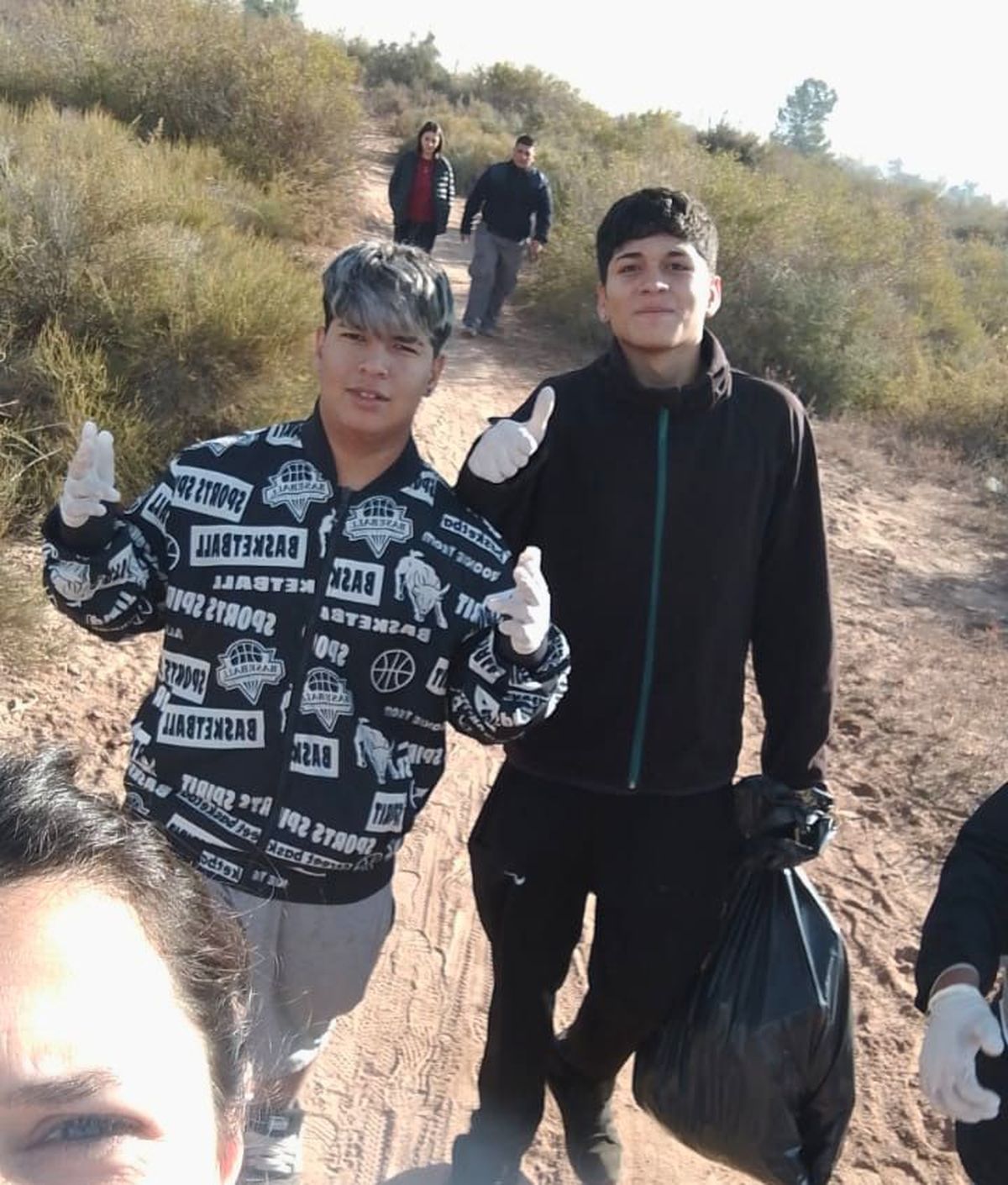 Con bolsas y mucha actitud. Los chicos salieron a limpiar los callejones de las inmediaciones. Con bolsas y mucha actitud. Los chicos salieron a limpiar los callejones de las inmediaciones.