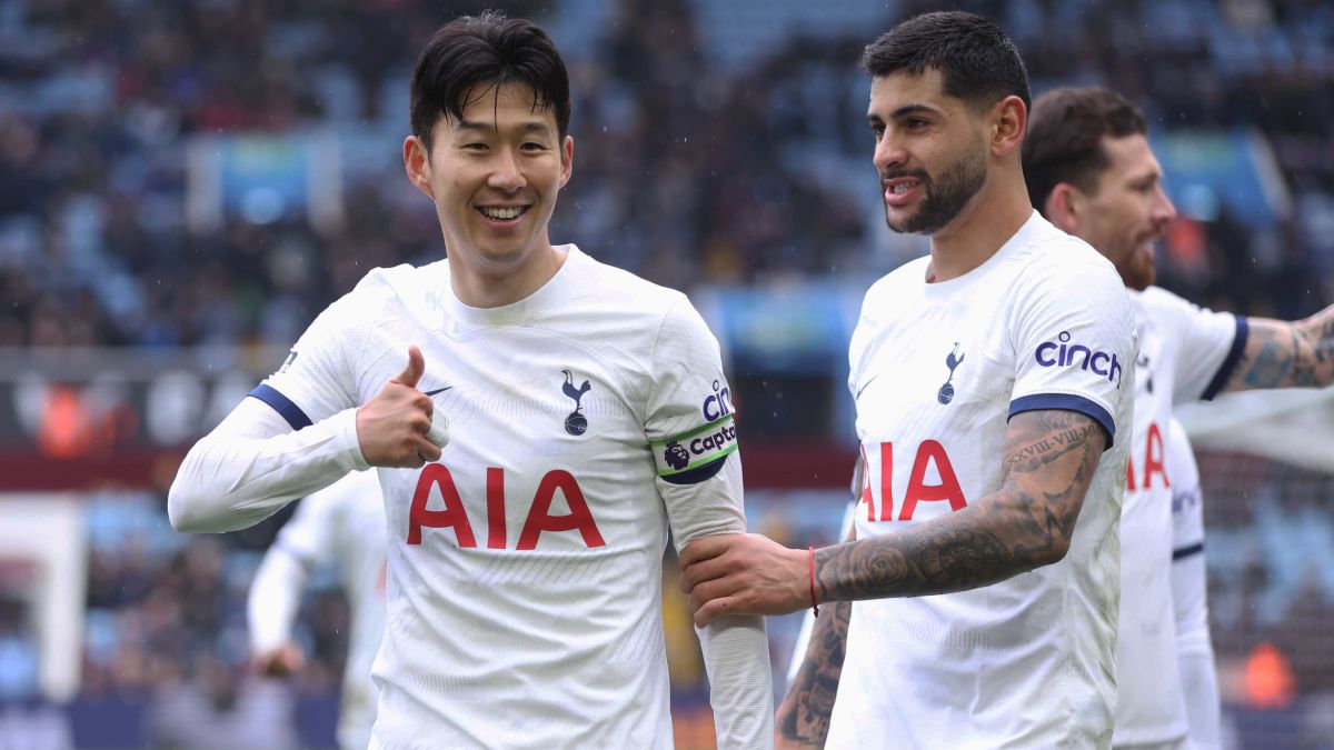 Cuti Romero celebra con el goleador surcoreano Son Heung-Min. Romero ganó el duelo de argentinos al Dibu Martínez.