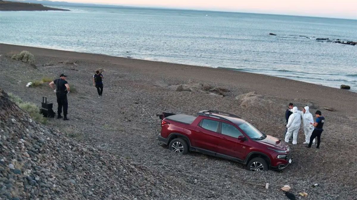 La Fiat Toro de color bordó que pertenecía al empresario de Comodoro Rivadavia fue encontrada en la playa de pedregullo en Caleta Olivia. (Foto Agencia Caleta Oliva).