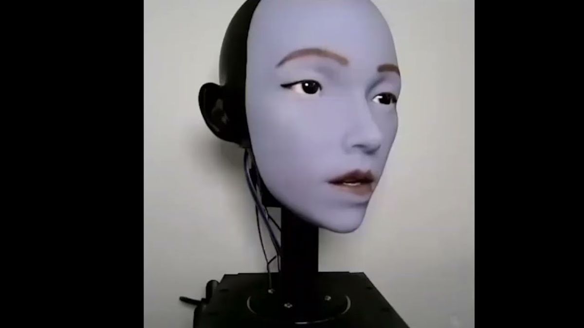 La extraña cara robot que aprendió a mover los labios mirándose a sí misma.