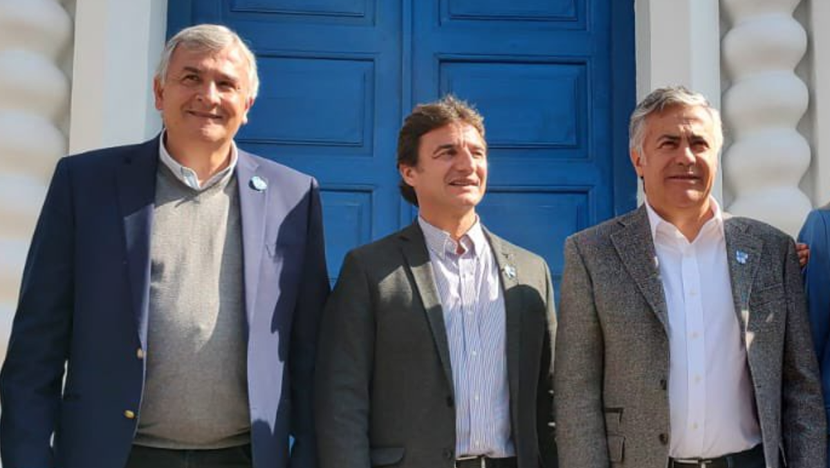Gerardo Morales, Roberto Sánchez y Alfredo Cornejo frente a la Casa de Tucumán.