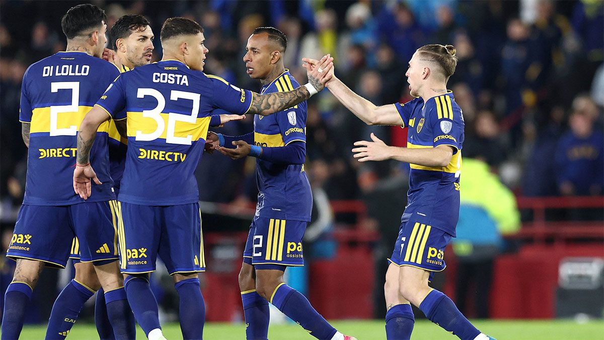 Ascac&iacute;bar es felicitado por sus compa&ntilde;eros tras marcar el primer gol de Boca.
