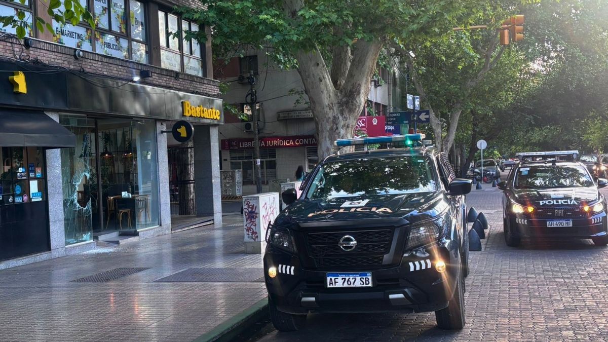 La Policía intervino en el robo en el café. Foto: Matías Pascualetti/Radio Nihuil La Policía intervino en el robo en el café. Foto: Matías Pascualetti/Radio Nihuil