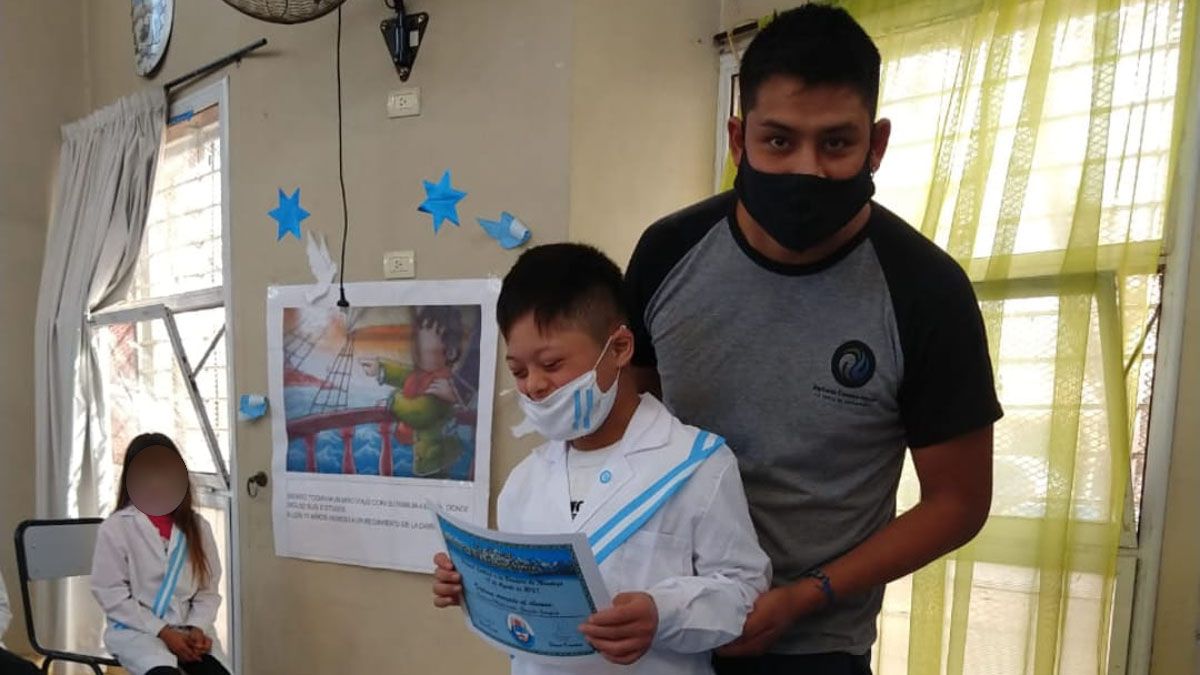 Juan y Gonzalo en el colegio Teniente Coronel Pompilio Schilardi, de Las Heras, cuando el niño juró la bandera. Juan y Gonzalo en el colegio Teniente Coronel Pompilio Schilardi, de Las Heras, cuando el niño juró la bandera.