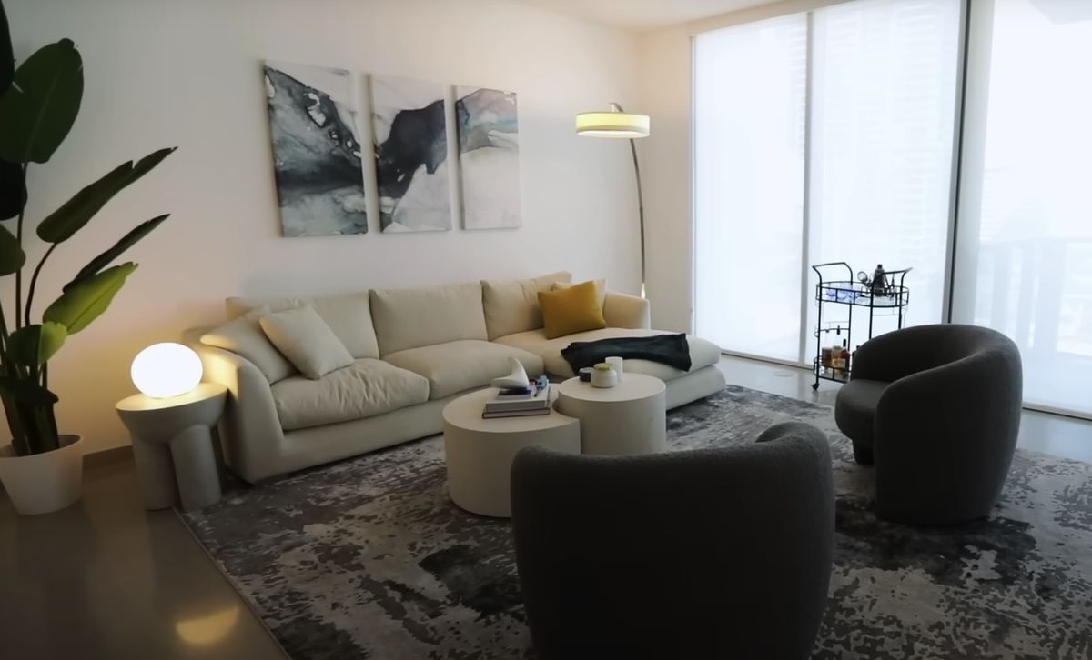 Este departamento posee un gran ventanal que permite que ingrese una buena iluminación. Este departamento posee un gran ventanal que permite que ingrese una buena iluminación.