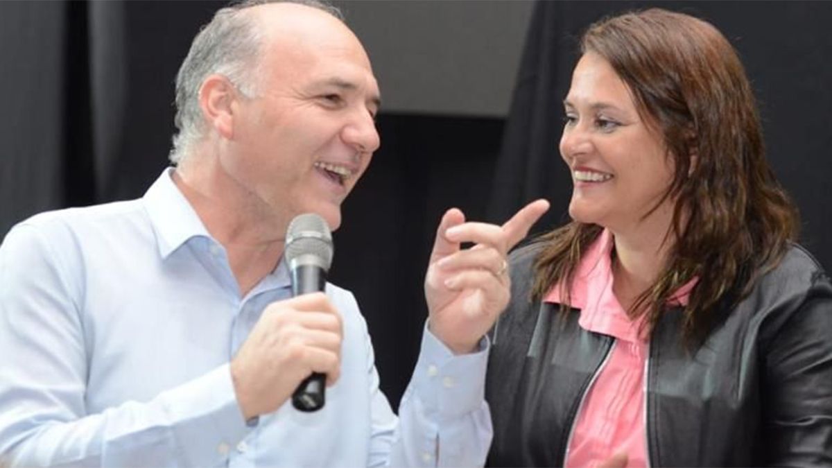 El precandidato a gobernador Guillermo Carmona durante su discurso resaltó a su compañera de fórmula Liliana Paponet.
