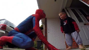 Se viste de Spiderman para darle una sorpresa de cumpleaños a su hijo enfermo terminal