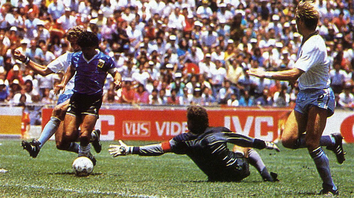 La AFA y un creativo festejo del 35 aniversario del mejor gol de Diego Maradona.