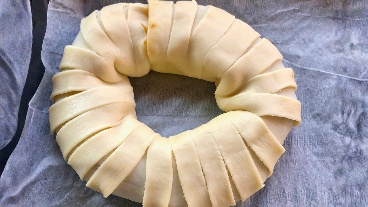 La corona de hojaldre salada se prepara con espinacas, queso ricota, parmesano y tomates cherry. La corona de hojaldre salada se prepara con espinacas, queso ricota, parmesano y tomates cherry.