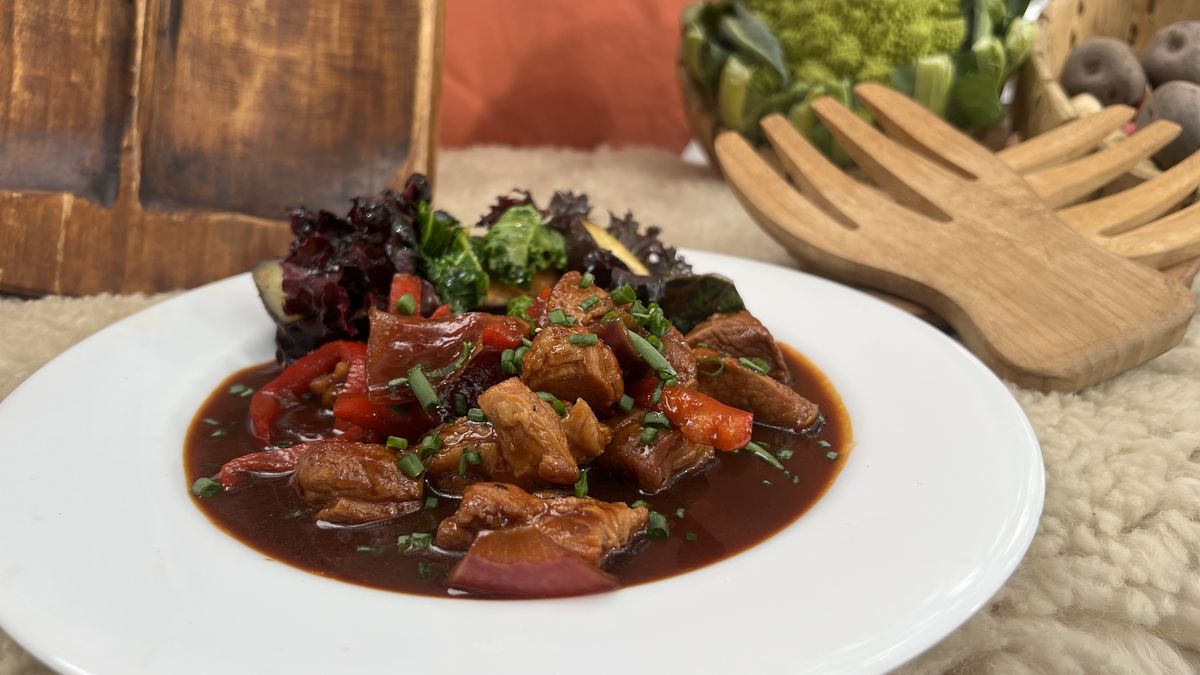 Un bocado presenta la receta de cerdo a la barbacoa con papas andinas y kale.