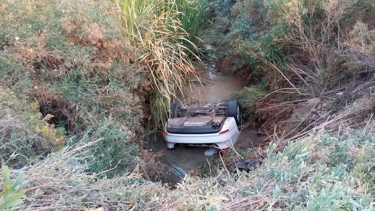 El vehículo circulaba a gran velocidad y no pudo evitar caer al desagüe.