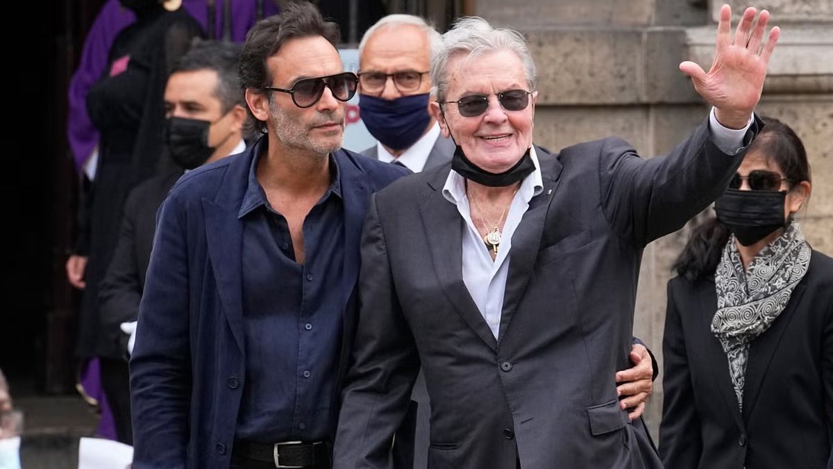 Alain Delon junto a uno de sus hijos luego de una audiencia judicial. El actor tiene 88 años y padece agotamiento físico y mental Alain Delon junto a uno de sus hijos luego de una audiencia judicial. El actor tiene 88 años y padece agotamiento físico y mental