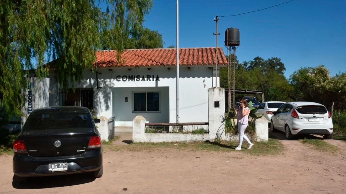 Coparon la subcomisaría de Arroyo Leyes y robaron armas y municiones. (Fotos gentileza Flavio Raina).