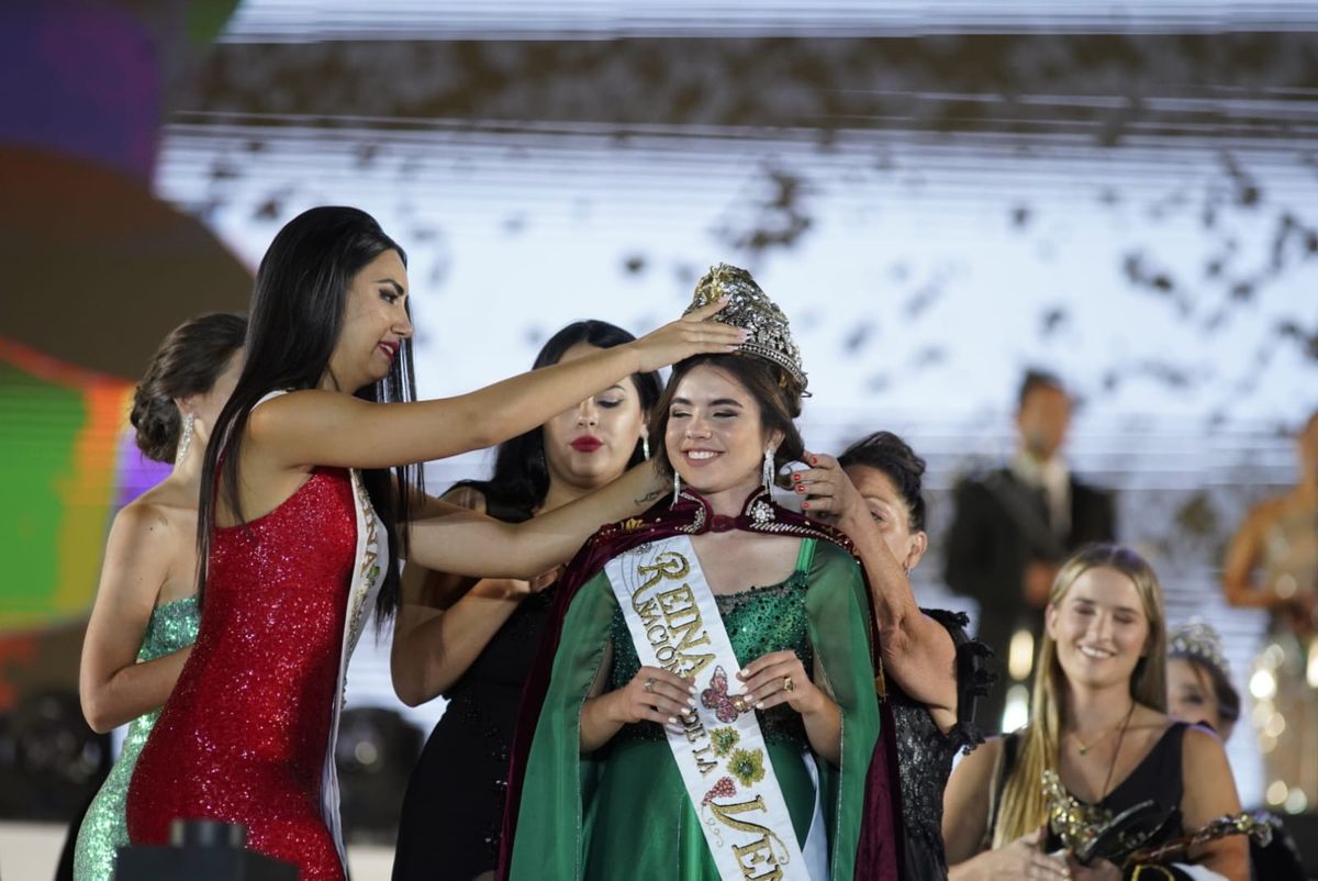 De La Paz llegó la última Reina Nacional, Ana Laura Verde, quien esta noche dejará su mandato al entregar los atributos reales en la Fiesta de la Vendimia 2024. De La Paz llegó la última Reina Nacional, Ana Laura Verde, quien esta noche dejará su mandato al entregar los atributos reales en la Fiesta de la Vendimia 2024.