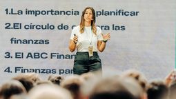 Elena Financiera, en una de las charlas que habitualmente da sobre inversiones y finanzas personales.