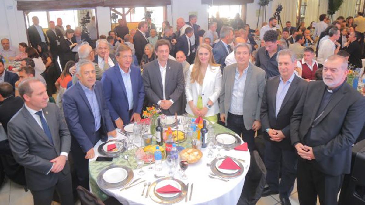 En el Almuerzo de las Fuerzas Vivas de San Rafael, los Félix compartieron la mesa nada menos que con el gobernador Rodolfo Suarez y el gobernador electo Alfredo Cornejo, entre otros. Fue una buena demostración de convivencia política.