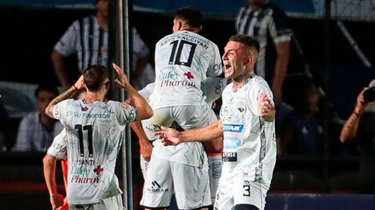 Armenio pasó de ronda ante Talleres.