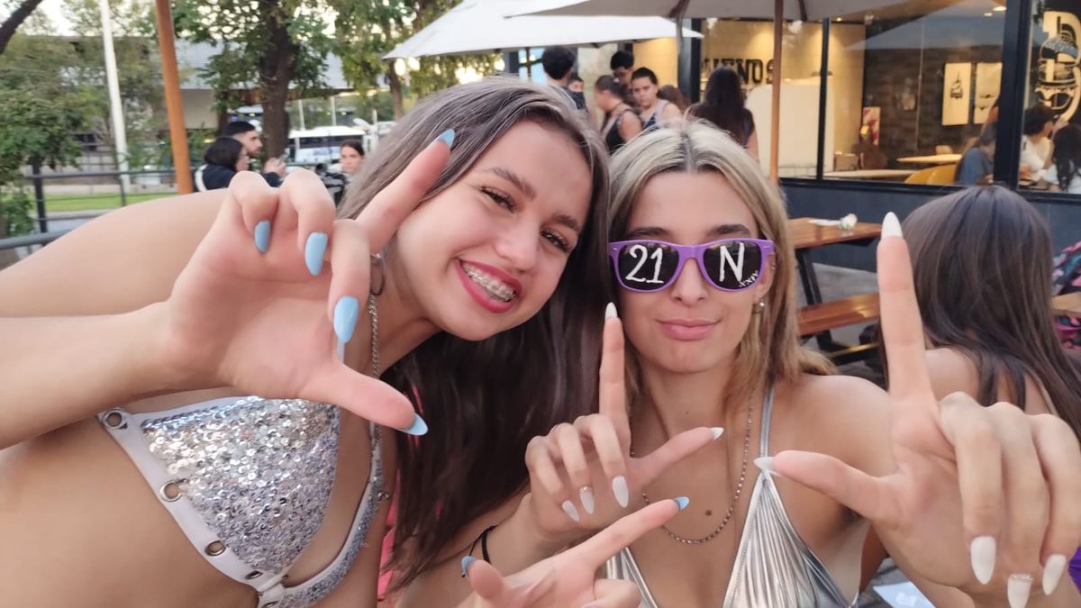 Las chicas se destacaron por la producción de sus vestuarios. Muchos grupos estudiantiles hasta se hicieron ropa para vivir el UPD. Las chicas se destacaron por la producción de sus vestuarios. Muchos grupos estudiantiles hasta se hicieron ropa para vivir el UPD.