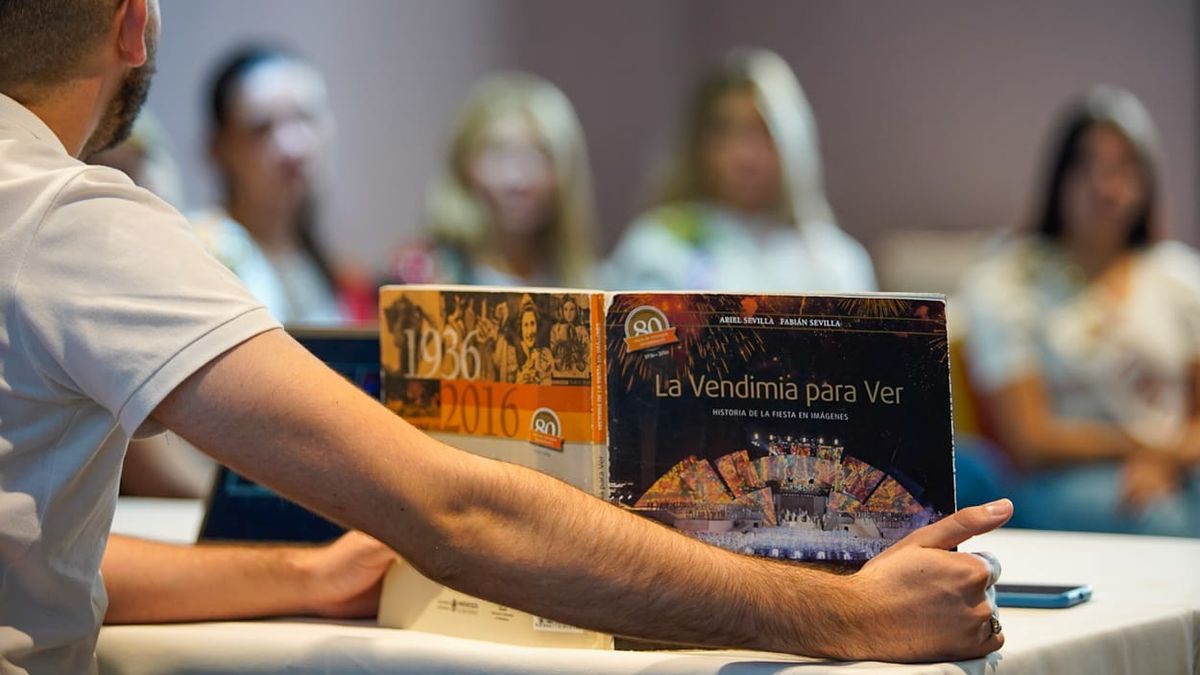 Durante la convivencia, las 18 representantes reciben capacitaciones de las más variadas: desde historia de la Vendimia hasta danzas folclóricas y trucos para maquillarse. Durante la convivencia, las 18 representantes reciben capacitaciones de las más variadas: desde historia de la Vendimia hasta danzas folclóricas y trucos para maquillarse.