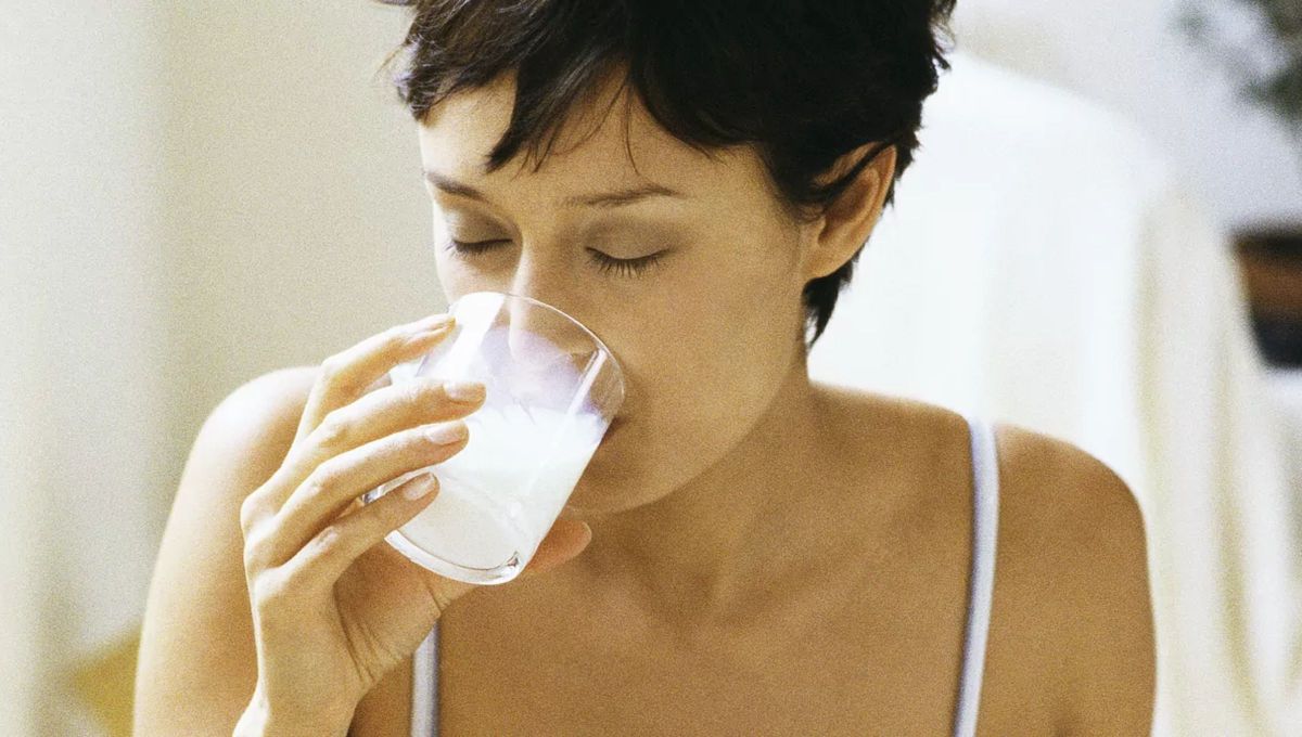 Cómo volver a conciliar el sueño por las noches con un poco de leche: truco casero efectivo