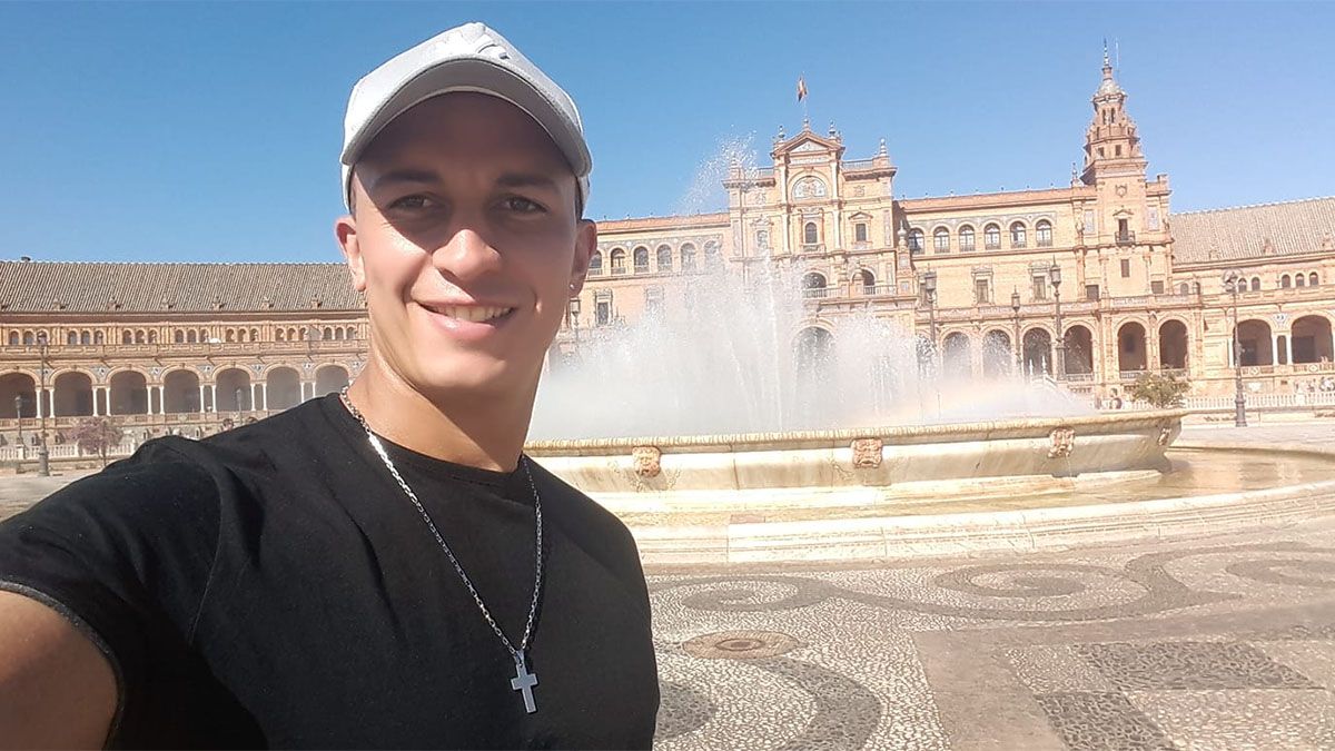 Kevin García sonríe en la isla de Sardegna, Italia.