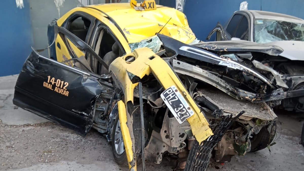Este sábado se registró un accidente en Alvear, donde un taxista impactó contra un árbol y murió en el acto. Este sábado se registró un accidente en Alvear, donde un taxista impactó contra un árbol y murió en el acto.